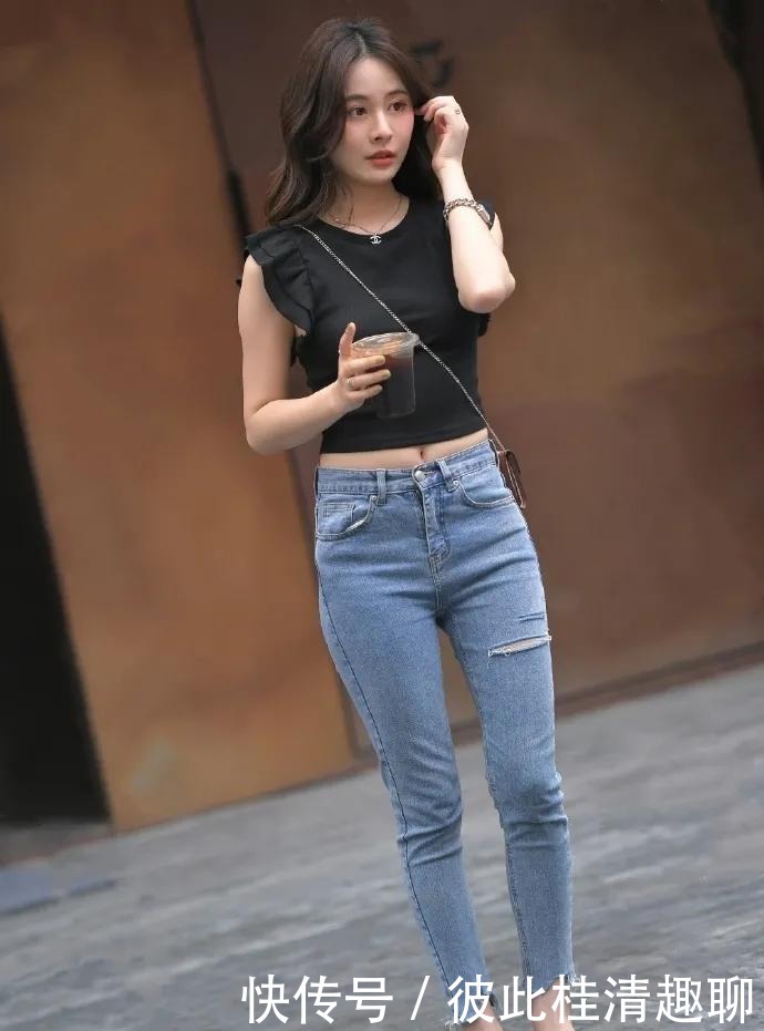 女生|怎样穿出青春迷人的效果?无袖T恤加修身牛仔裤,简约又时尚