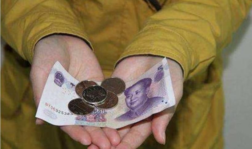 巴掌|一瓶酱油50元?8岁女儿替妈妈买酱油“被坑”,换来反手一巴掌