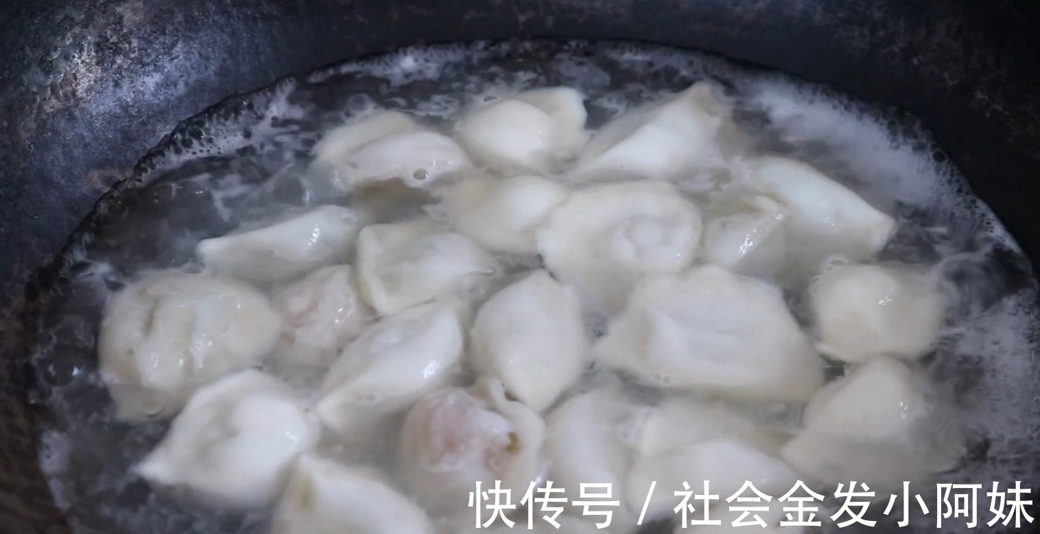 好吃|煮速冻饺子,冷水和开水下锅都不对,教你一招,饺子不破皮又好吃
