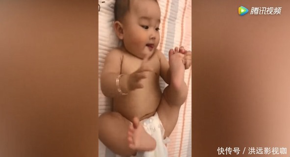 宝宝偷吃脚脚被发现，妈妈问好不好吃，宝宝回答简直太可爱了