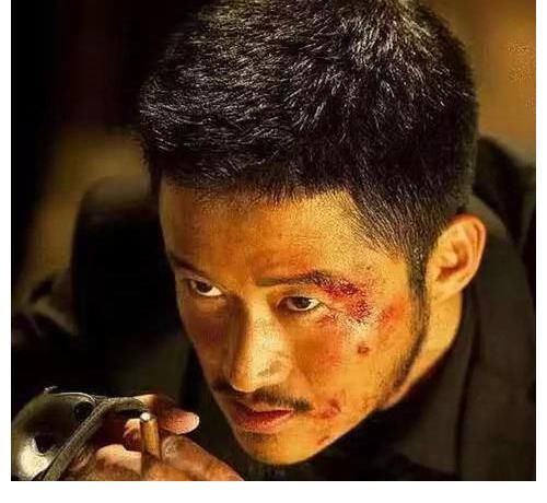 |顶流男神易烊千玺晒黑白照，吴京搞笑海报，长津湖预售已破6千万