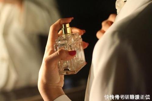 大牌|女人喷香水时,2个习惯会很“掉价”,大牌香水也躲不过