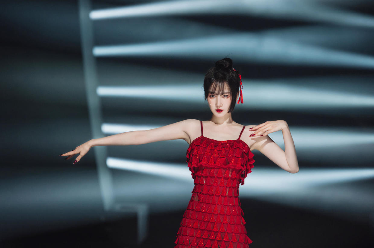 短裤|陈小纭为减龄又“费心思”了,宽松针织衫配绿色短裤,又美又耐看