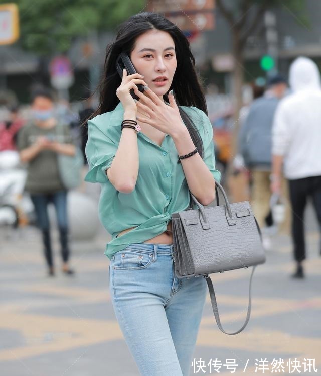 修身牛仔裤 烂大街的牛仔裤，依然是休闲搭配的主角，配翠绿短袖衫，清爽宜人！