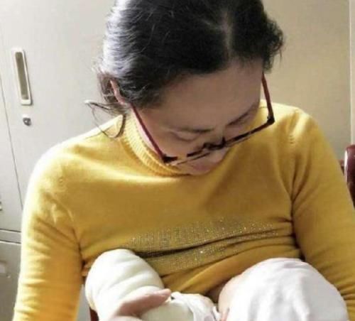 营养成分|母乳在显微镜下放大过后,微微蠕动,又纯净的让人难以相信