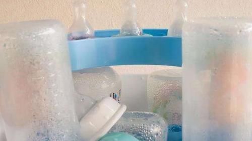 孩子|开水烫奶嘴很“敷衍”,这样做父母太天真,无形中给宝宝造成伤害