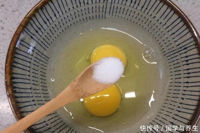 我常用鸡蛋给孩子做这早餐，咸香松软，补充营养，5分钟就搞定