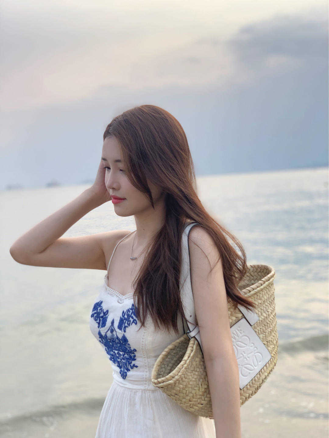 海滩|夏季，去海滩怎么穿才时髦？穿一字肩+牛仔裤高级优雅，清爽大气