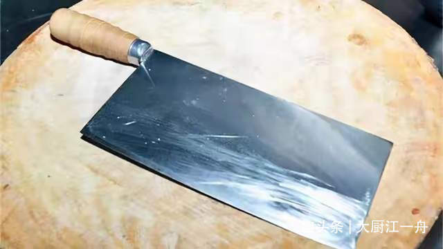 磨刀时，横磨还是竖磨大厨教你正确做法，旧刀立马变新刀