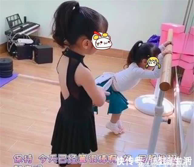 二胎|二胎的艰苦生活?妹妹被姐姐拿棍子监督,父母的教育方式引人深思