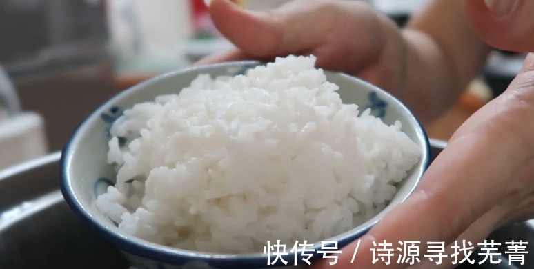 好吃|煮米饭不要只加水煮，记住“2放1窍门”，米饭软糯香甜，粒粒分明！