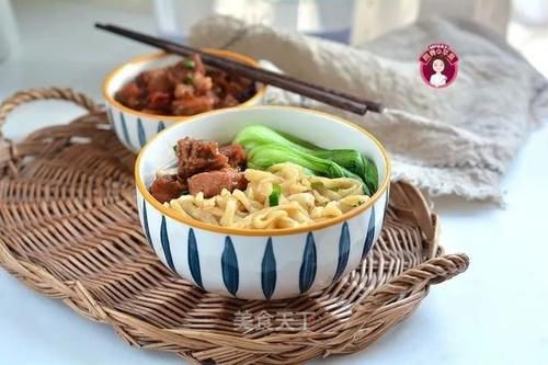 红烧牛肉面：面条筋道，汤香肉嫩，自己在家做超实惠
