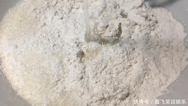  红豆|一碗糯米粉 一把红豆 上锅一蒸 做出来的红豆糯米糕软糯Q弹超简单