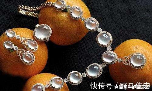 k金#无色翡翠不好看做成这些饰品佩戴,女明星都爱不释手!