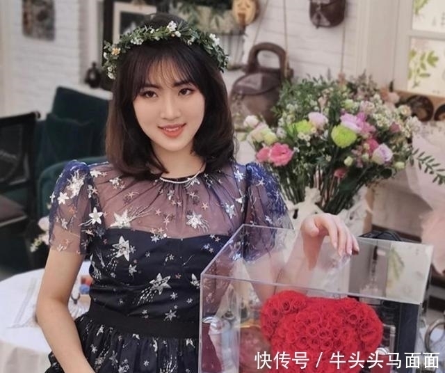 任正非小女儿姚安娜哈佛毕业晒照，为理科学霸，头戴花环清纯可爱