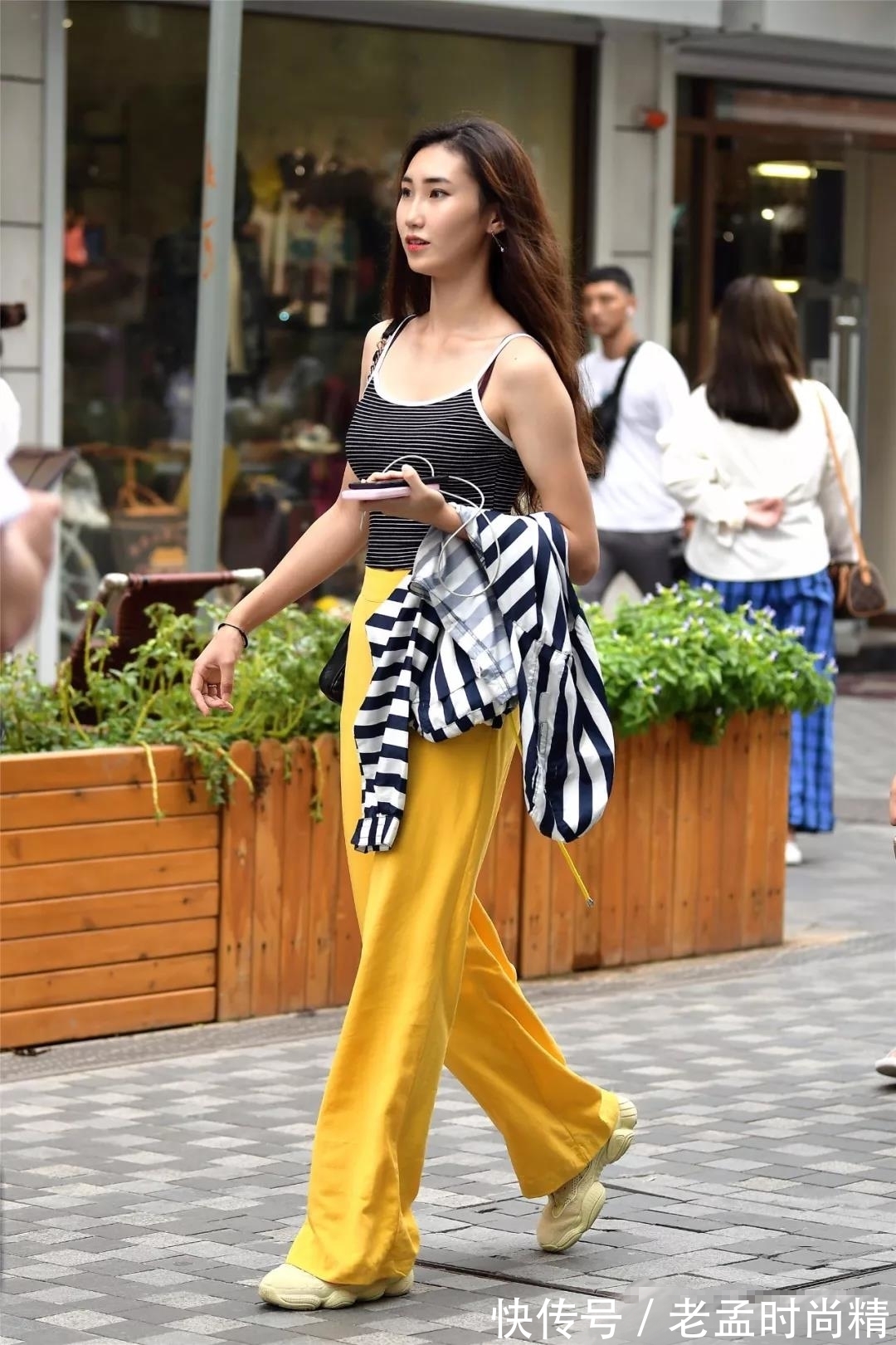 路人 街拍路人,楚楚动人的应季穿搭参考,每一款都它的独特魅力