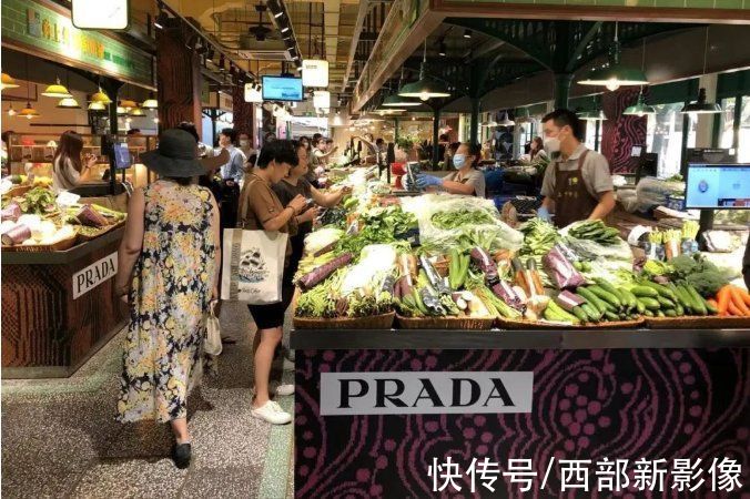 虚荣|“虚荣得一塌糊涂!”上海Prada菜场外，女子打卡拍照后把新买的菜扔进垃圾桶，上演现代版“买椟还珠”