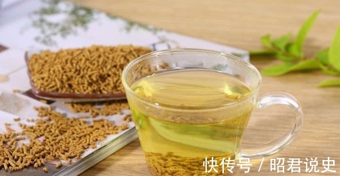 苦荞茶|它是天然的“二甲双胍”,糖尿病人喝水时泡一点,血糖轻松降下来