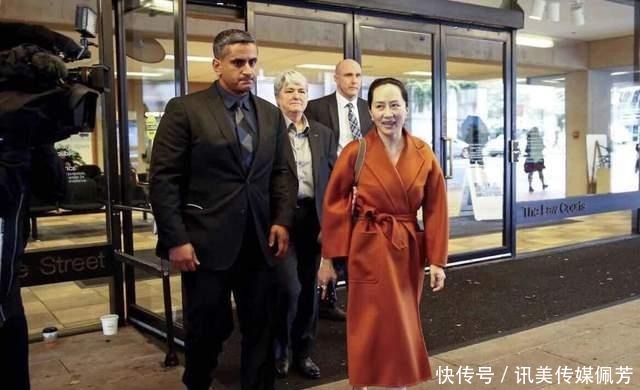 红色|难怪孟晚舟不畏磨难!穿红色睡袍大衣是女强人,可牵手老公有依赖