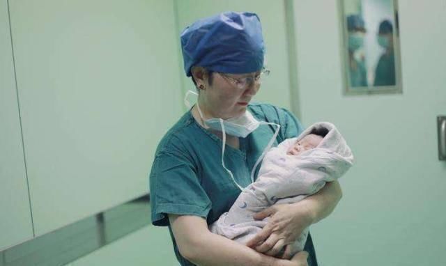 医生|20岁妈妈顺产男宝2个月后,常恶心呕吐,检查后医生怒斥其无知