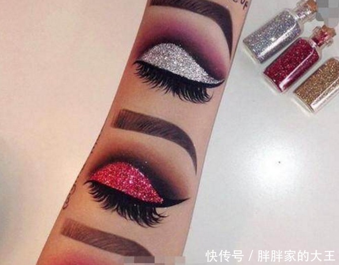 女子化妆品店买眼影，店员用这种方式试眼影，让顾客叹为观止！