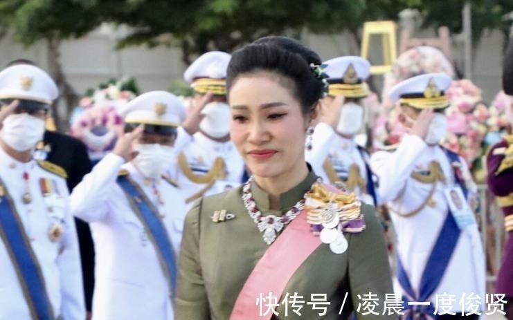 王后&苏提达摆出王后架子,坐着接受诗妮娜叩拜,成功拿捏住“拽妃”