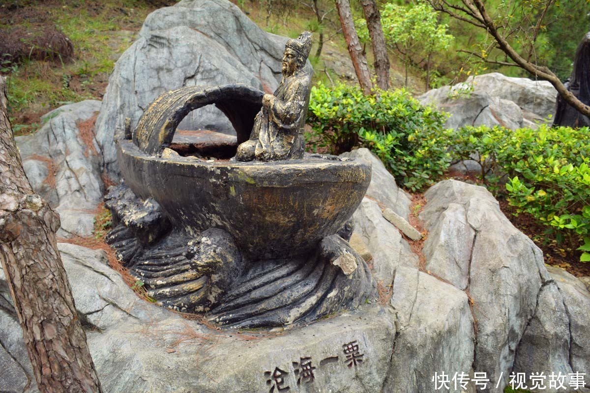  山上|山上安装众多雕塑，活灵活现栩栩如生，孩童将其当“玩具”