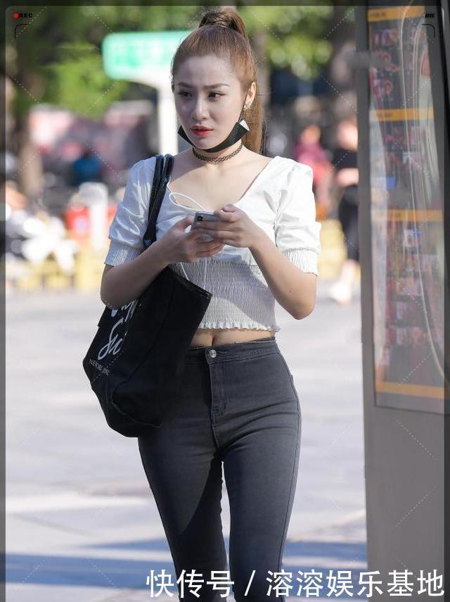 马尾|白色上衣,搭配简单的黑色牛仔裤,高马尾,时尚又洋气