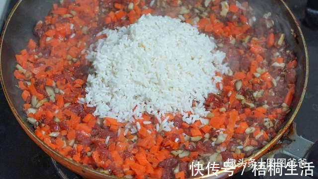 搅拌均匀|早餐别吃包子馒头了，1块钱饺子皮，5种巧用，美味解馋，孩子最爱