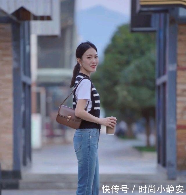 优雅 成熟女人的早秋穿搭如何搭配?可以选择简约款,呈现出优雅大方