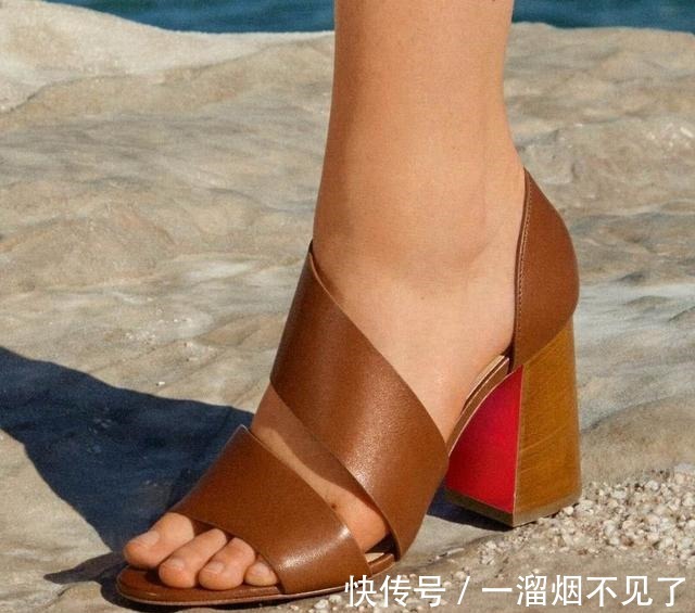 高跟鞋|乖,穿高跟凉鞋的正确姿势送你,有了它,今夏的“女人味”有救了!