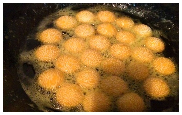 在家太无聊，做了一道空心麻团，味道酥香脆口，一家人都说好吃！