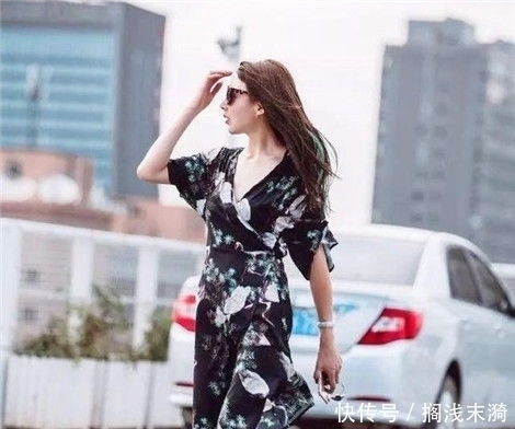 街拍：高颜值的小美女，身穿黑色蕾丝，实在甜美