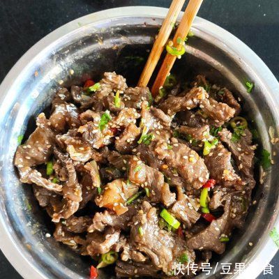凉拌香辣牛肉|这道凉拌香辣牛肉，汤汁都要舔干净