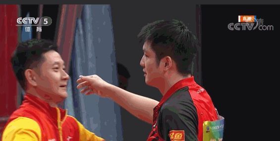 挺举|挺举失败！樊振东夺冠教练尝试抱起他庆祝，似乎抱起又没完全抱起来
