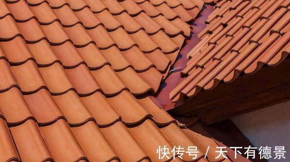 翻新屋面|农村老房子“翻新屋面”用什么瓦好?听完内行人的分析,不再纠结