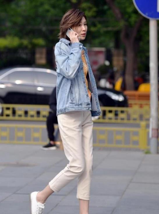 街拍:身材苗条的小姐姐,一条浅色的连衣裙,时尚女神气质