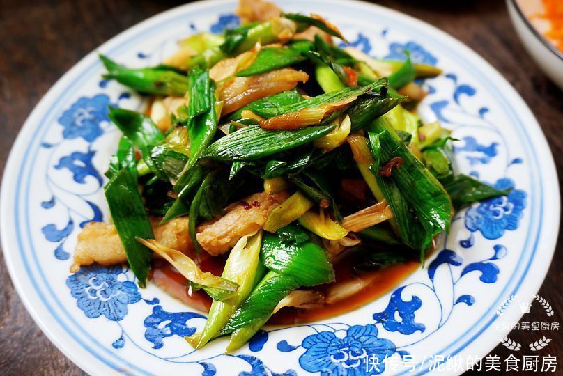 青蒜|北京一家人的晚餐,发到朋友圈火了,网友:太寒酸了