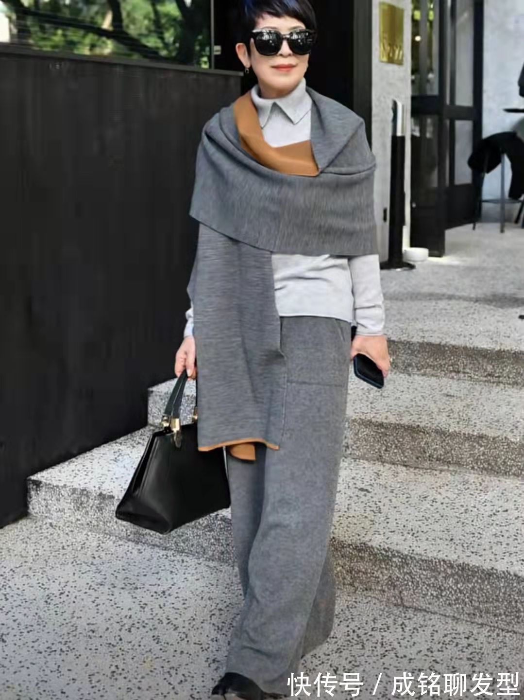 焦糖色|60岁而不老,她利落短发搭配得体穿搭,高雅时尚,看不出真实年龄