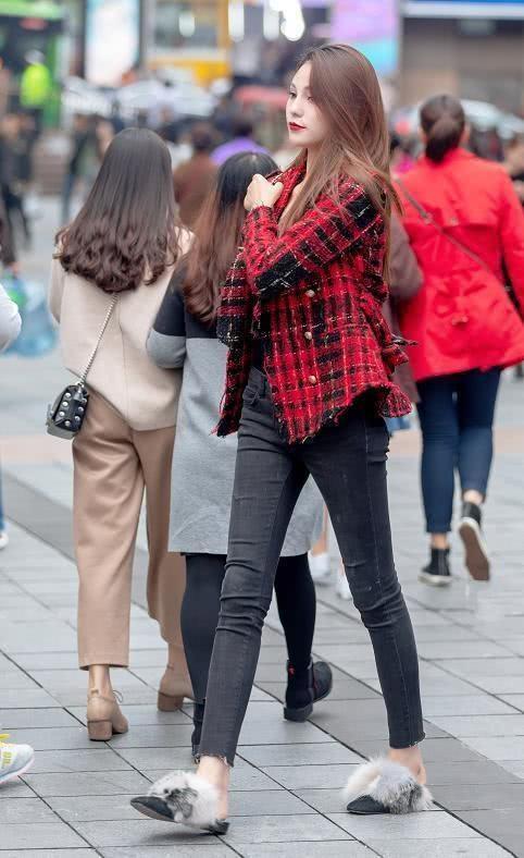吊带|街拍:肌肤亮白的小美女,身穿吊带搭配超短裤,很抢眼