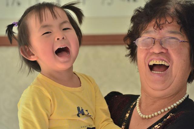 最美|“最美外婆”产房外走红,风头盖过刚出生宝宝,医生护士看直了眼