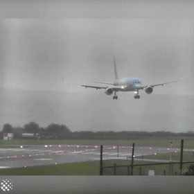 |搞笑GIF:美女有你这样吃饺子的吗,你家醋难道不要钱吗