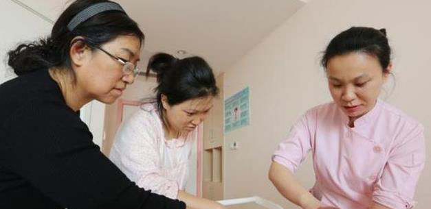 生娃|“最强产妇”火了,买菜路上当街分娩,生完娃后淡定抱娃拎菜回家