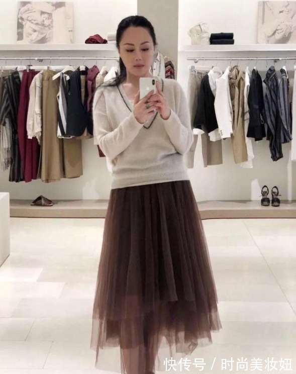 半身裙|章小蕙气质真学不来,穿西装配波点裙高贵华丽,骨子里的贵气