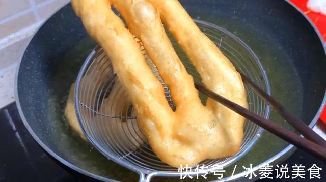 早餐别吃油条了，教你懒人新做法，个个空心鼓大泡，孩子特别爱吃