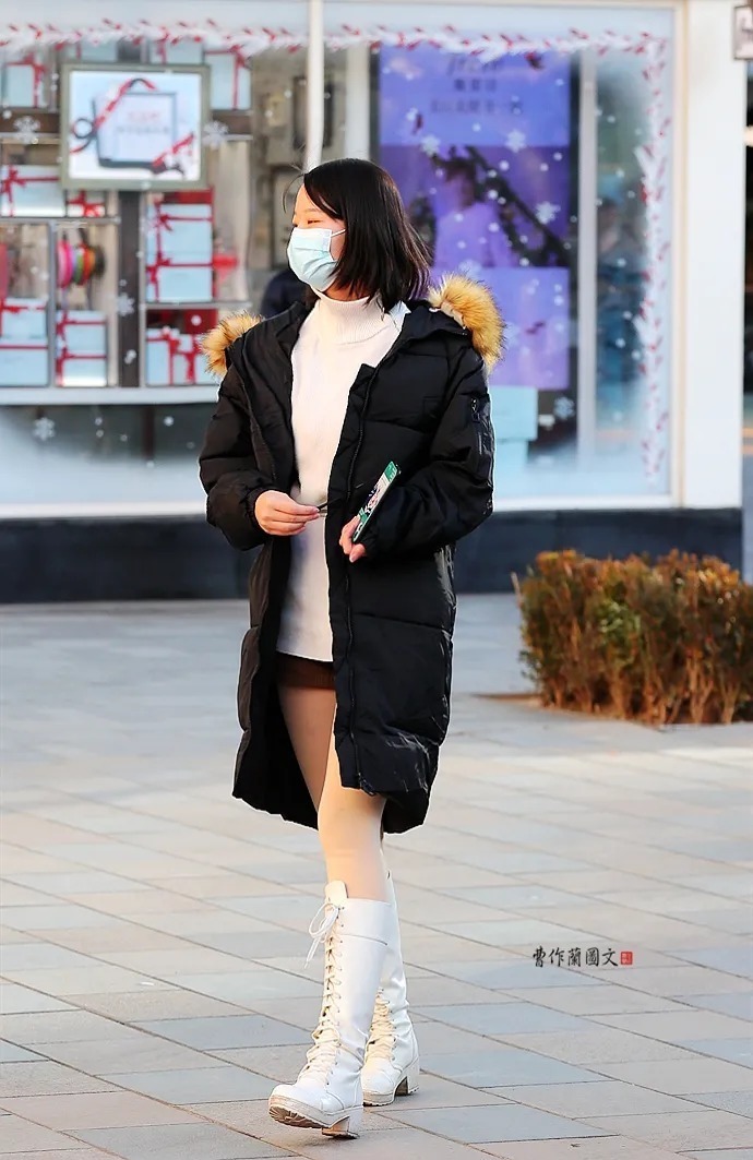 街拍:冬天大街上不怕冷的肉丝美女