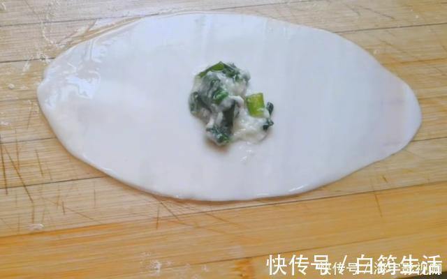 早餐别再吃油条了,1块钱饺子皮,一擀一卷,5分钟解决全家人早餐