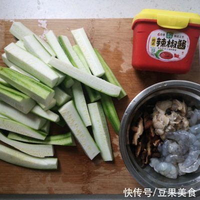 快手|简单快手又下饭的丝瓜海鲜煲仔饭，吃起来那叫一个香