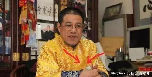 爱新觉罗后|乾隆七世孙如今仍然穿黄袍,公开祭祖,模仿祖先戴“帝王扳指”