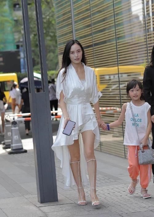 时尚|孩子都上小学了,还是一如既往的敢穿,她对得起时尚女郎的称号